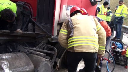 Kontrolden çıkan tır bariyerlere çarptı