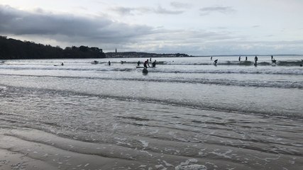 Video herunterladen: Douarnenez. Sur la plage du Ris, les surfeurs se jettent à l’eau pour la « photo de la mort »