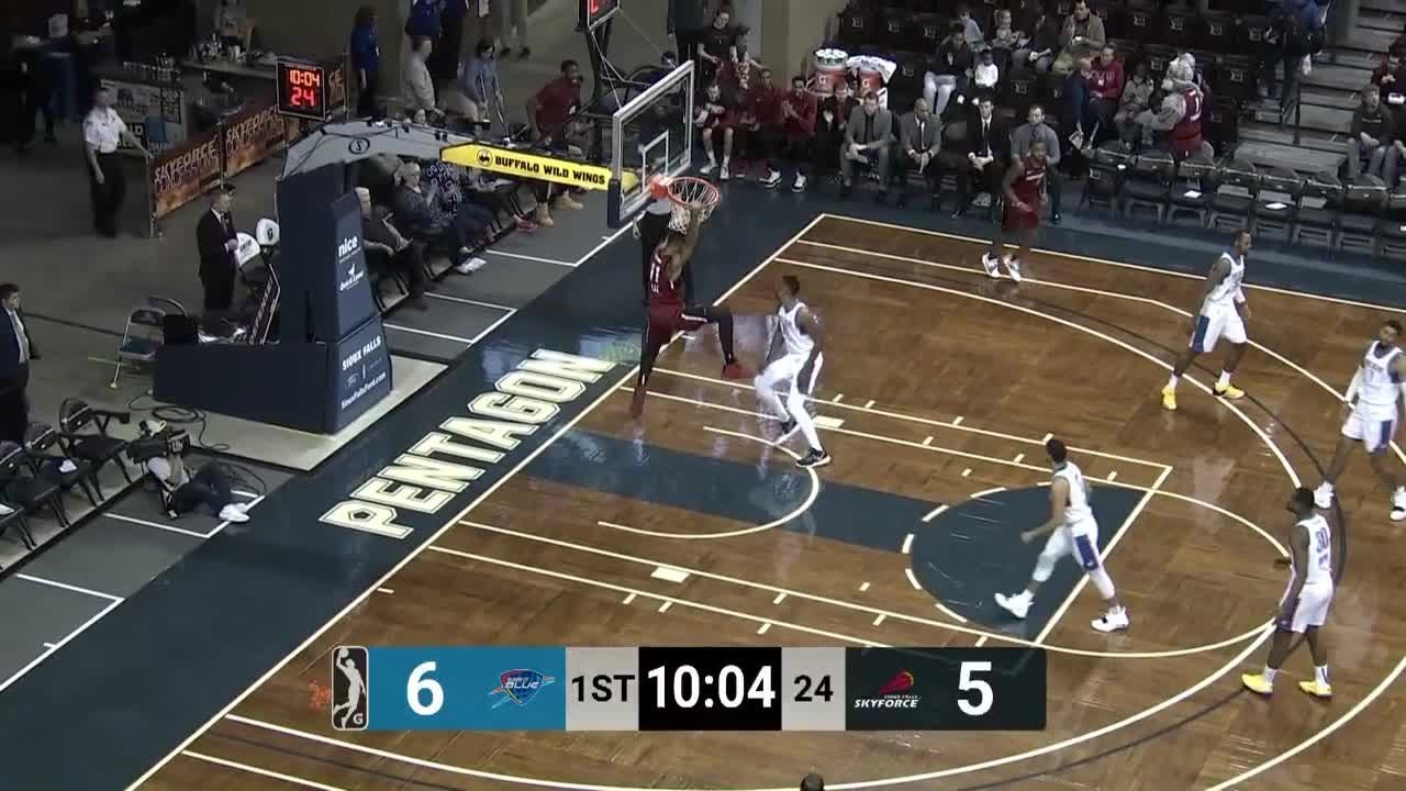 Marcus Lee flies in for the alley-oop slam