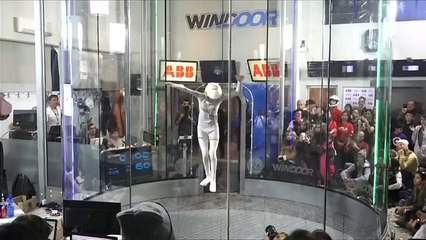 Gara di paracadutismo indoor in Spagna, acrobazie nel tunnel del vento