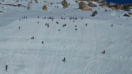 Karaman'da Vatandaşların Leğen ve Tepsilerle Kayak Keyfi