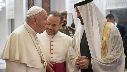 فيديو: الشيخ محمد بن زايد وشيخ الأزهر يستقبلان البابا في الإمارات