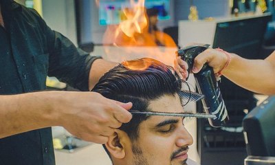 صالون يمنحكم تسريحة عصرية بشرط إضرام النار بشعركم!