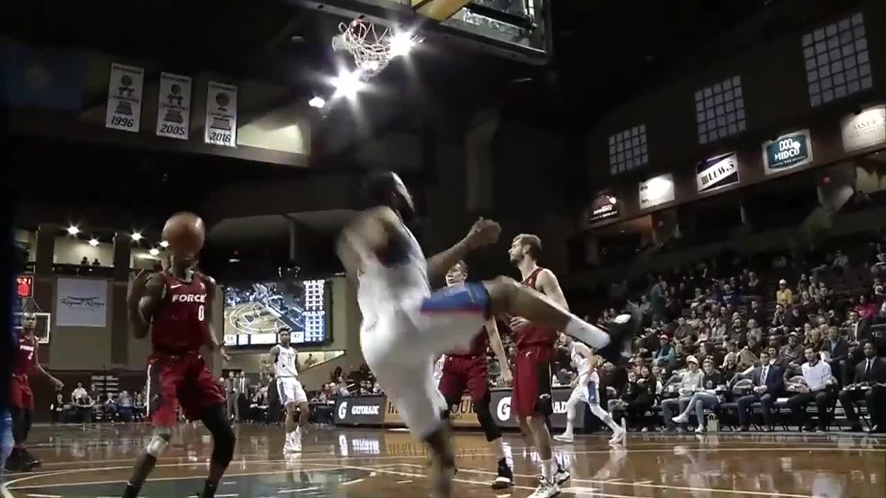 Dez Wells rises up and throws it down