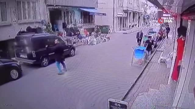 Fatih'te Yabancı Uyruklu Üniversite Öğrencisi Ayağından Vuruldu...yaşanan Panik Anları Kamerada