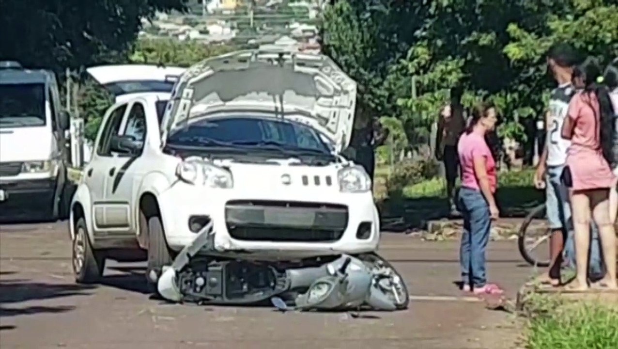 Carro e moto batem no Bairro Floresta e uma pessoa fica ferida