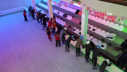 Afrikalı öğrencilerin kayak keyfi