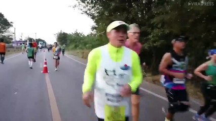 Atleta encontra cão abandonado e corre a maratona com ele ao colo