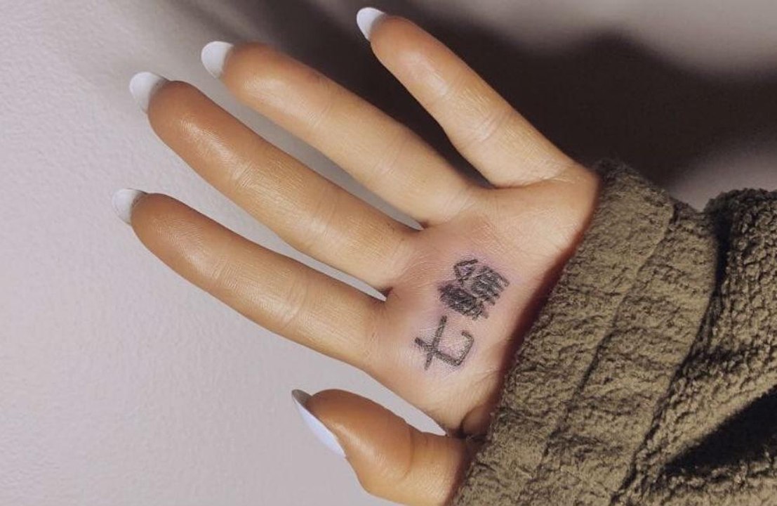 Ariana Grande: Holzkohlegrill-Tattoo