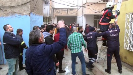 Yangında mahsur kalan aileyi itfaiye kurtardı