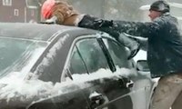 Arabasının üzerindeki karları temizlemek için çocuğunu kullandı