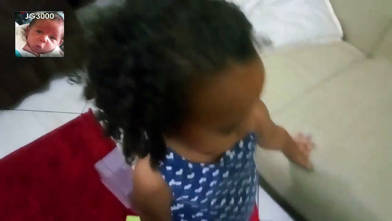 Bebê brincando de ESCONDE-ESCONDE com sobrinha!