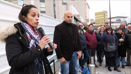 Ils soutiennent Abdel Zahiri devant le palais de justice d'Avignon