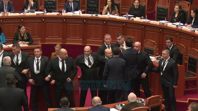 Degjeneron Parlamenti/ Berisha dhe Rama fyerje të rënda - News, Lajme - Vizion Plus