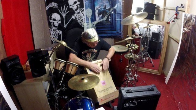 GERRY ATRIC PLAYS CAJON TO IRISH JIG