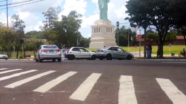 Colisão de trânsito é registrada na Av. Tancredo Neves