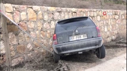 Kontrolden Çıktı, Önce Trafik Levhasına Sonra İstinat Duvarına Çarptı
