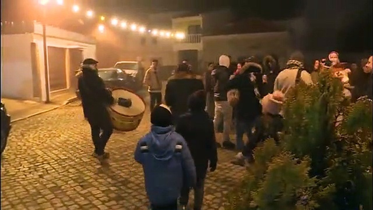 Children in Portuguese village smoke to celebrate Epiphany - Portekiz gelenekleri