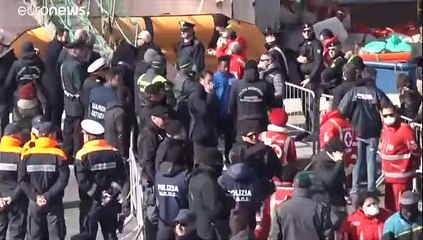 شاهد: وصول47 مهاجرا  كانوا عالقين في البحر إلى جزيرة صقلية