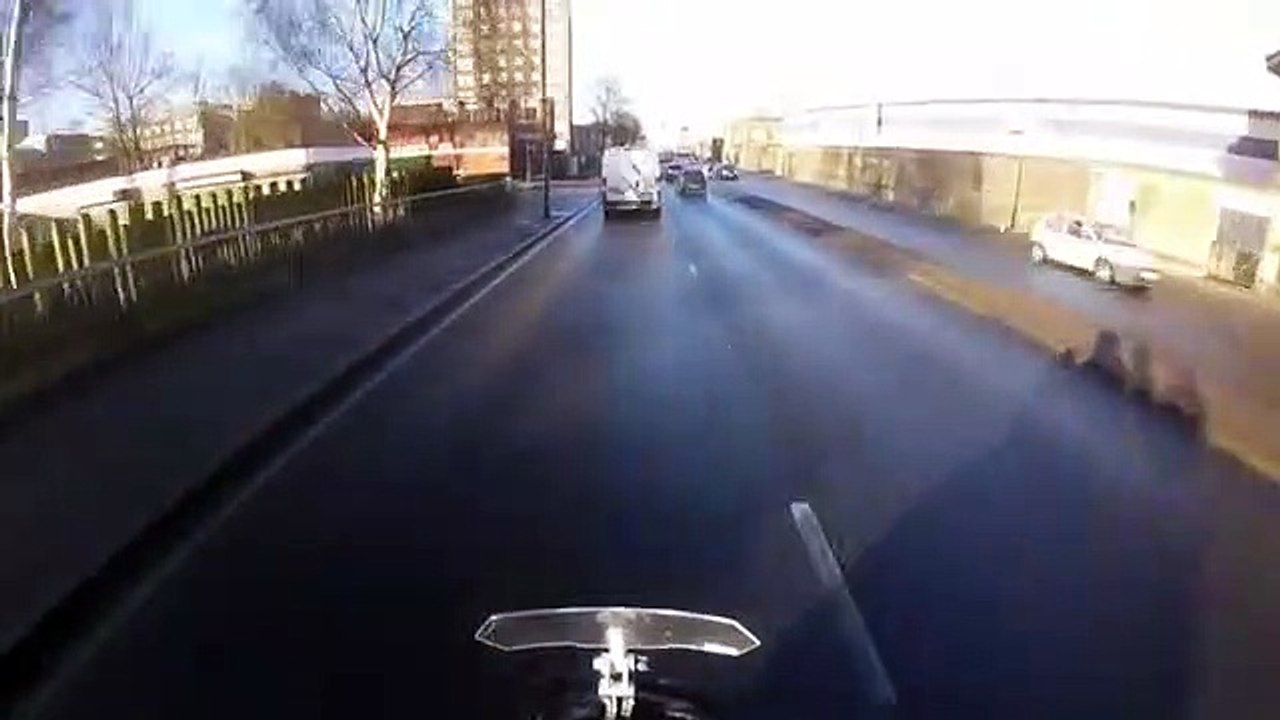 Motard vs Piétonne