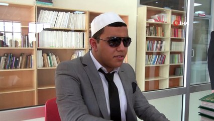 Üniversite kütüphanesinde kabartma yazı Kur’an-ı Kerim