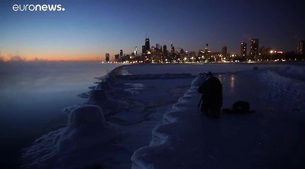 شاهد.. موجد صقيع تضرب شيكاغو وتوقف الحياة فيها