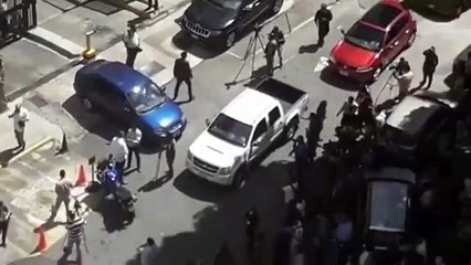 La Policia de Maduro entrando en la casa de Guaidó