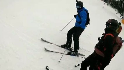 Video herunterladen: Ski : elle dévale la piste sur le dos et ne s'arrête pas !