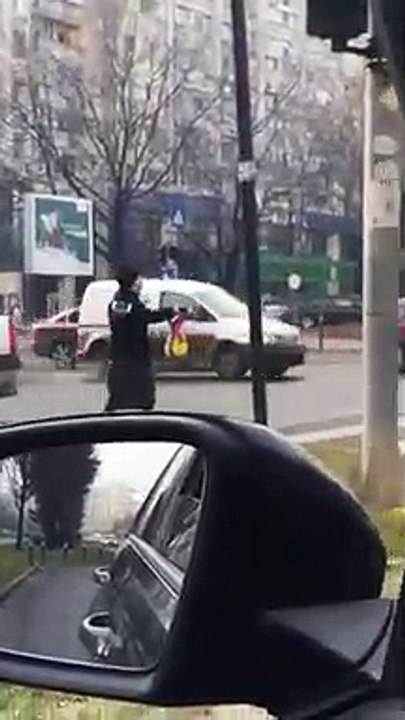 Cette piétonne danse sur la musique des voitures en traversant la route !