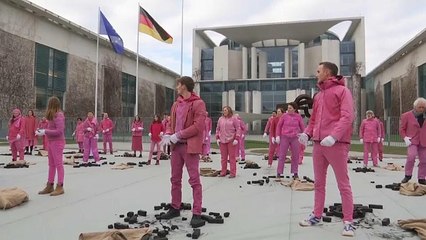Greenpeace hold anti coal protest in front of chancellery