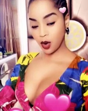 Nabou Pod et Marichou élève la barre dans un décolleté qui dévoile ses atouts