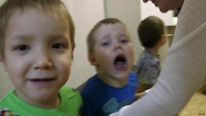 هل من الخطر الأكل مع مصابي الإيدز؟ أطفال روس يجيبون