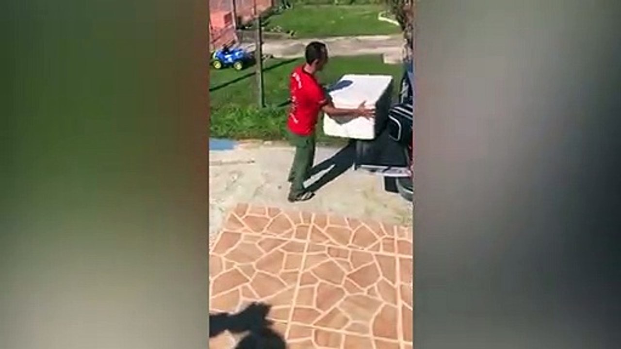 Il fait une fausse crise pour tromper ses potes !