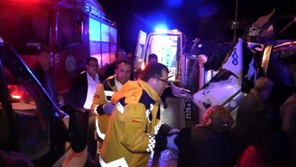 Adana’da midibüs devrildi: 3 ölü, 20 yaralı (2)