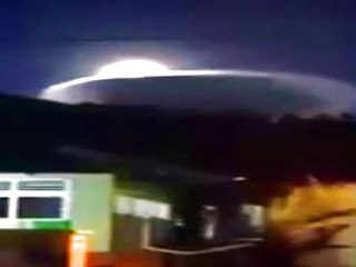 Increíble ovni sobre Indonesia causa el kaos 2019