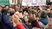 Los taxistas madrileños acampan en la Puerta del Sol frente a la Presidencia de la Comunidad de Madrid