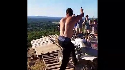 Il balance un quad du haut d'une falaise mais ça tourne mal