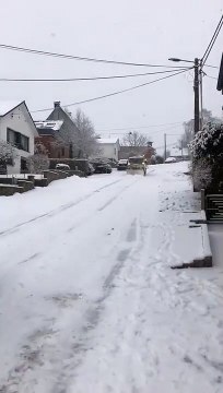 Il perd le contrôle de son chasse-neige et emboutit une voiture