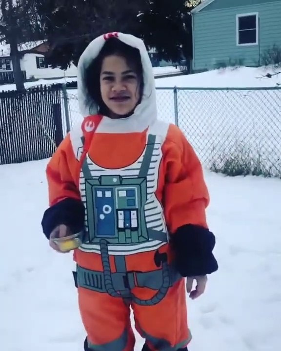 Elle fait geler son oeuf instantanément en le jetant en l'air... Grand froid