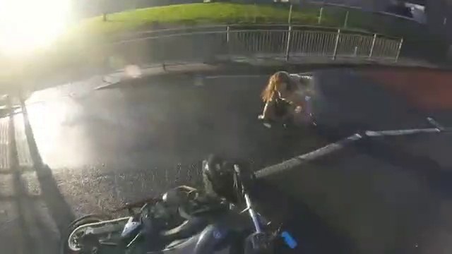 Une piétonne se prend un motard en traversant et repart tranquillement