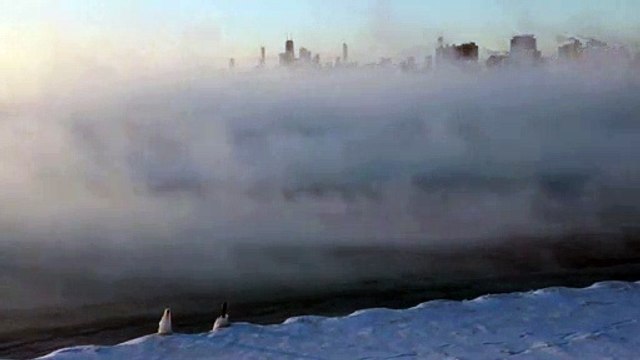 Le lac Michigan recouvert de de brouillard impressionnant à cause des températures extrêmes aux USA et Canada