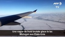 Vue d'avion de Chicago et du lac Michigan gelés