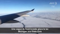 Vue d'avion de Chicago et du lac Michigan gelés