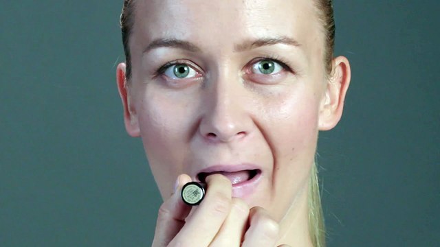 aplicar brillo de labios