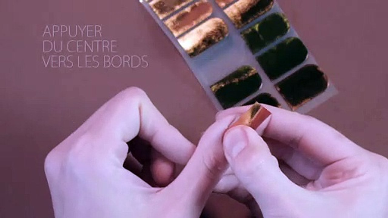 Poser des stickers sur les ongles