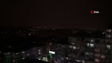 Art arda düşen yıldırımlar İzmir’i aydınlattı