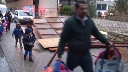 Kadıköy'de faciadan dönüldü...İnşaattaki demir plakalar şiddetli rüzgardan aracın üzerine devrildi
