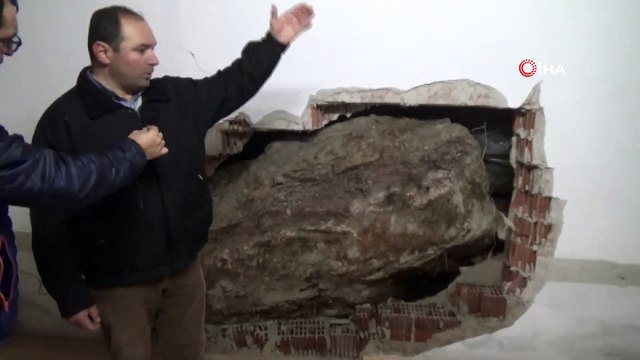 Dağdan Kopan Dev Kaya Parçası Evin İçine Girdi