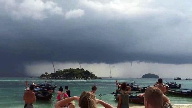 Hiện tượng thiên nhiên kỳ thú: 4 vòi rồng xuất hiện cùng lúc