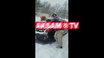 Bir baba, arabasının üzerindeki karları temizlemek için çocuğunu kullandı